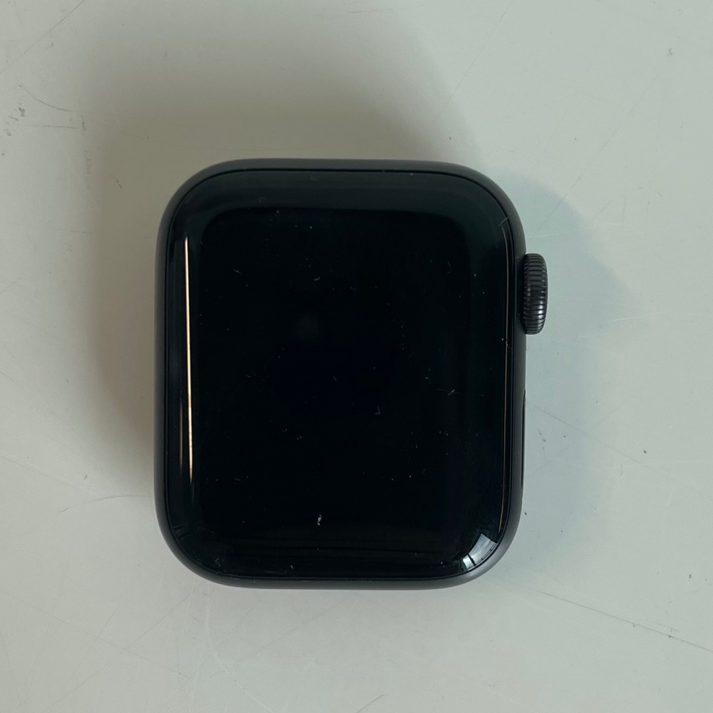 Apple Watch SE GPS, 40mm Space Gray Aluminum Case